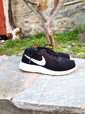 Nike athletic shoes used, black, size 42