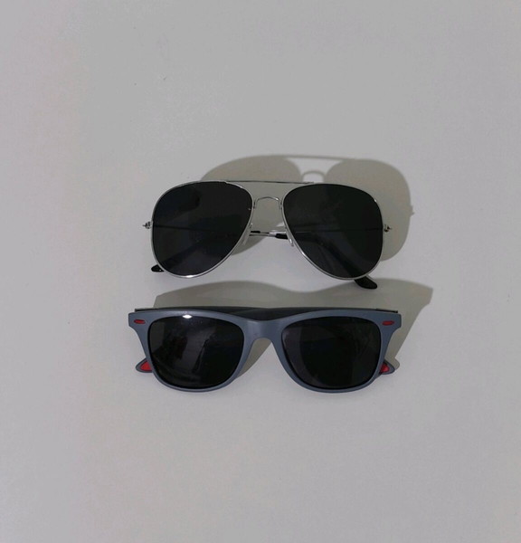 2 pairs of sunglasses (2 ζευγάρια γυαλιά ηλίου)