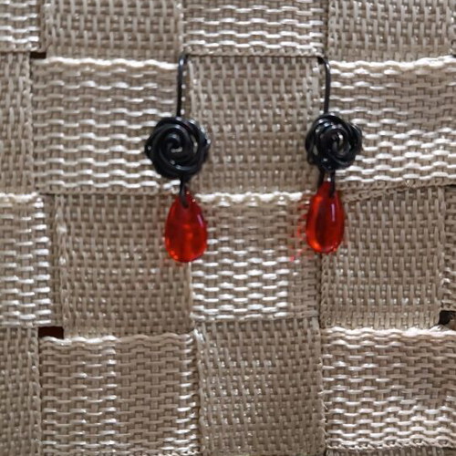 Rose earrings made of black aluminum wire with red drop new