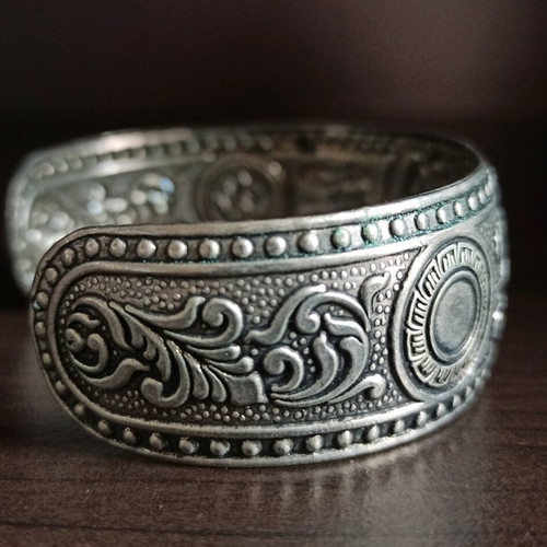 Ethnic unisex bracelet silver color new from Thailand
