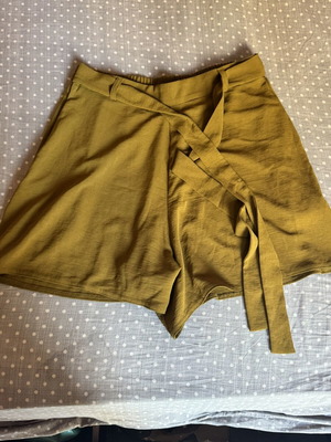 Zara shorts new, olive-gold color, size L