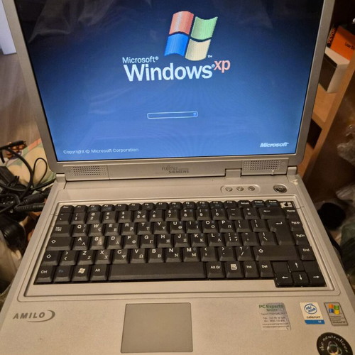 Fujitsu Siemens AMILO L7300 vintage laptop used, Windows XP