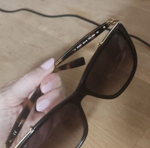 Γυναικεία γυαλιά ηλίου Furla, μαύρο με χρυσό πλαίσιο και ταρταρούγα μπράτσα, άριστη κατάσταση