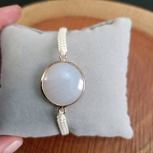 Handmade bracelet with agate and macrame technique new, white