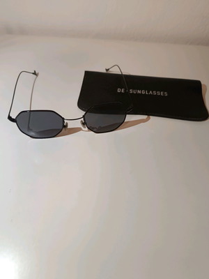 De-Sunglasses sunglasses used in very good condition