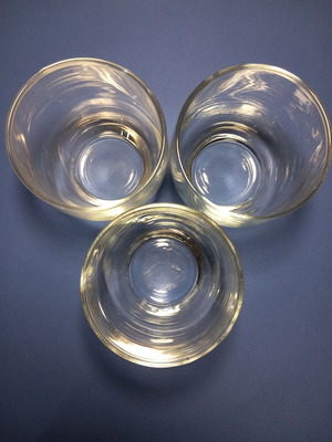 3 стъклени чаши и 2 бели чаши