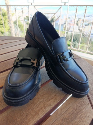 Women's black leather loafers like new Blondie