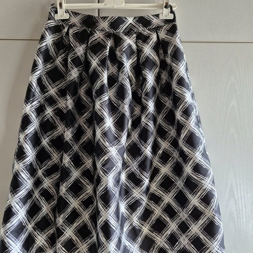 ISO balloon skirt new, size S, black and white