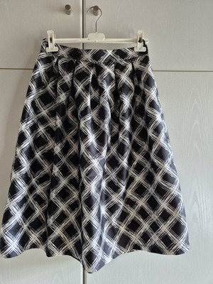 ISO balloon skirt new, size S, black and white