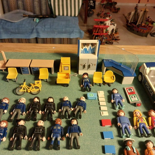 Playmobil police, post and other sets used, 25 figures and equipment