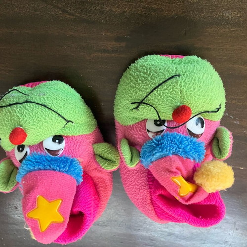 Children's slippers like new, size 22-23 with 3D happy design