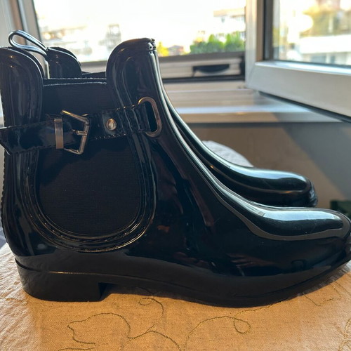 Black rubber Chelsea rain boots, size 40