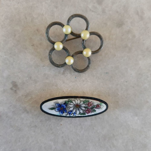 Three metal pins used, set