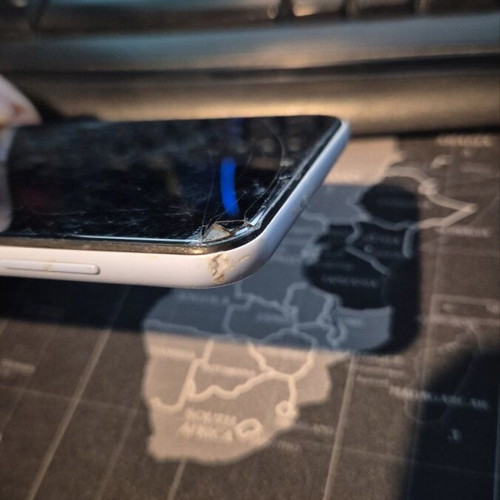 Samsung A137F 4GB/128GB smartphone with cracked screen