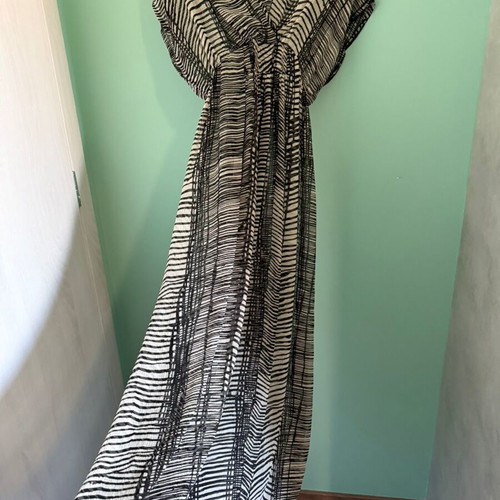 H&M long beach dress with black and white print like new