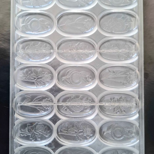Polycarbonate mold for flat chocolates with flowers used
