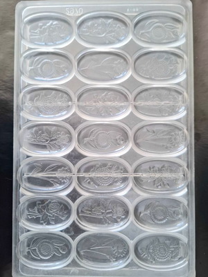 Polycarbonate mold for flat chocolates with flowers used