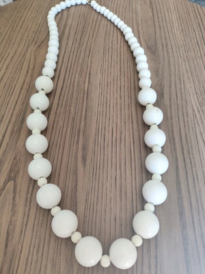 Necklace with white beads like new
