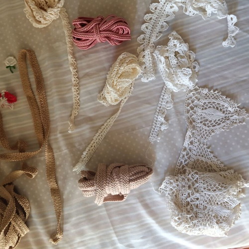 Decorative rickrack like new, set with carnation and anchor