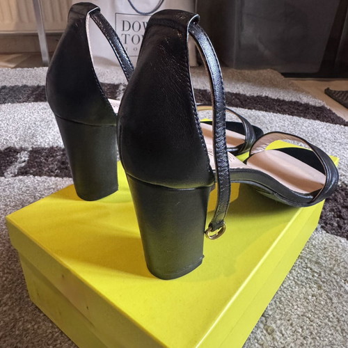 Esthissis Minimal Black Leather Sandals size 41 like new