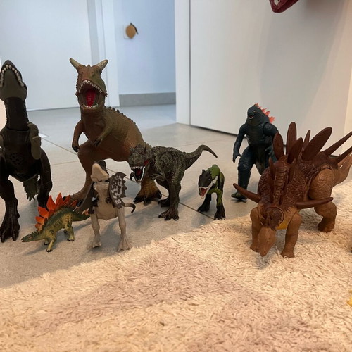 Dinosaur figures like new set of 9, 2 with sound