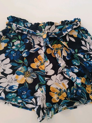 Shorts Stradivarius με floral print και ζώνη, μέγεθος S, σαν καινούργιο