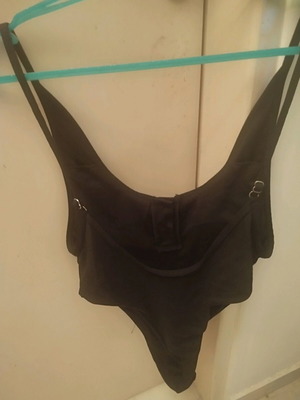 Κορμάκι ripped brazilian γυναικείο μαύρο σαν καινούργιο με κουμπάκια και ανοιχτή πλάτη