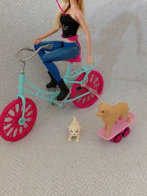Barbie ποδηλάτισσα κούκλα σαν καινούργια με ποδήλατο και σκυλάκια