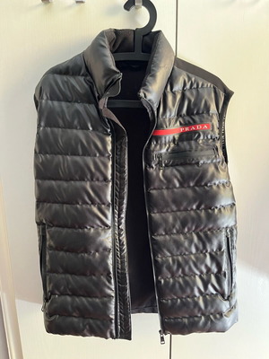 Prada vest black like new, size L