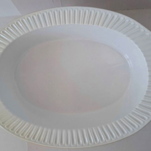Ceramic Ideahome serving platter with metal base and 2 tealights