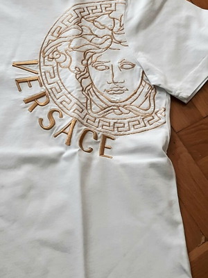 Versace Λευκό T-Shirt με κεντημένο λογότυπο Μέγεθος M Σαν καινούργιο