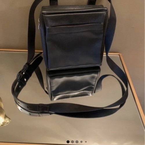Louis Vuitton Τσάντα Ώμου σαν καινούργιο, ανάγλυφο δέρμα Taiga, μαύρο