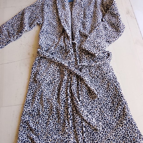 Cool women's cotton fleece bathrobe with leopard print, size M