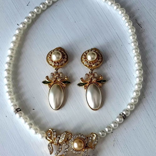 Necklace and earrings set with white pearls like new