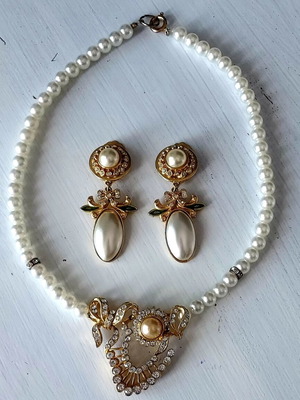 Комплект колие и обеци с бели перли като нов