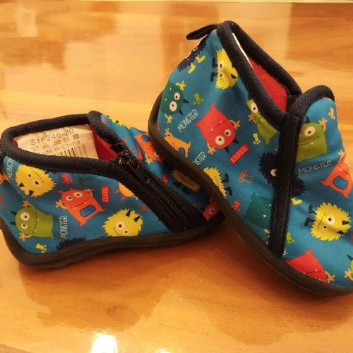 Baby winter slippers size 20 like new, blue
