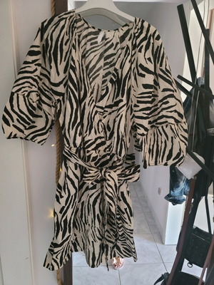 Mango zebra dress like new, beige with black stripes, size M
