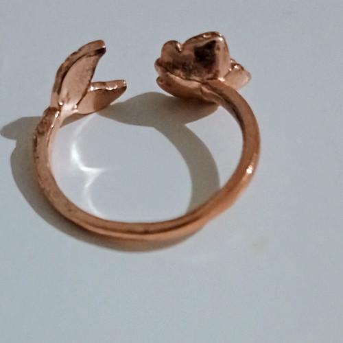 Rose-shaped ring gold rosegold color like new