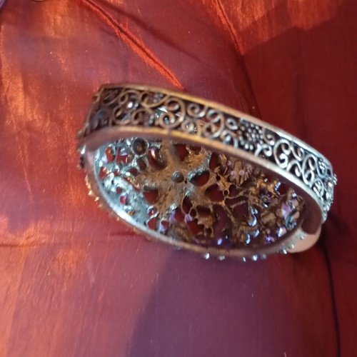 Vintage bracelet new, pink, heavy and beautiful