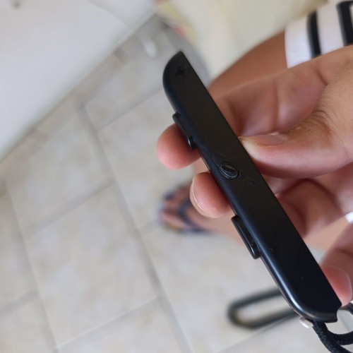 Nintendo Joycons set like new, one cosmetically damaged