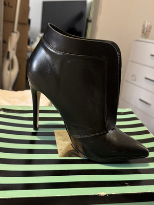 Axel black high ankle boots used, size 38