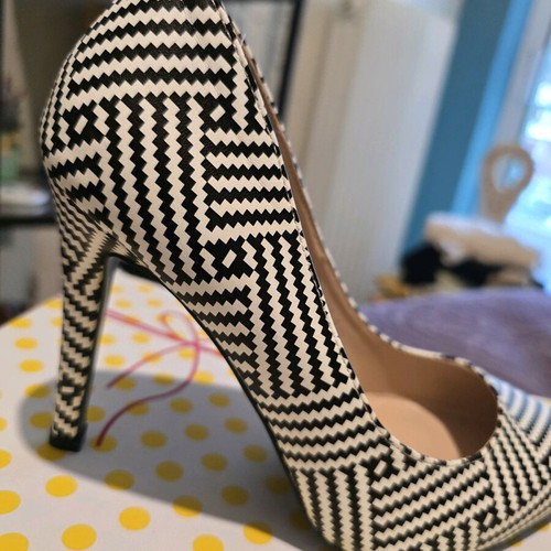 Voi Noi pumps new, size 37, black and white
