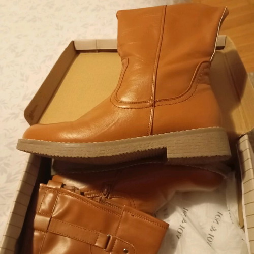 Boots color tabac size 39 like new with fur lining