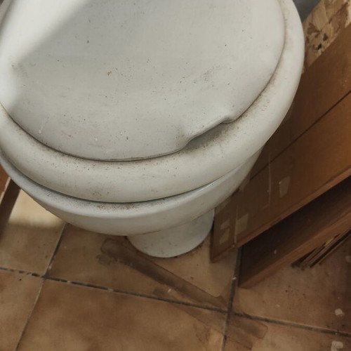 Toilet bowl with lid new