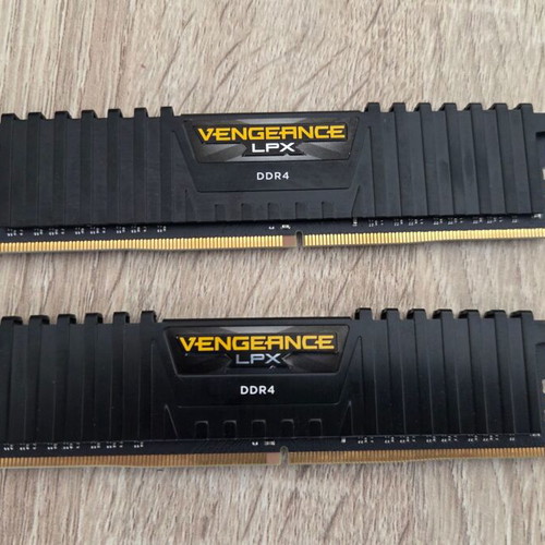 Corsair Vengeance LPX DDR4 16GB RAM modules like new, 2400MHz