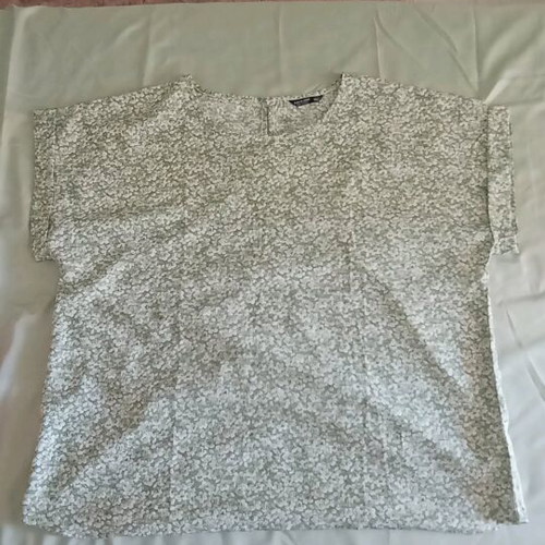 Shein women's top like new, green with small flowers, size XXL