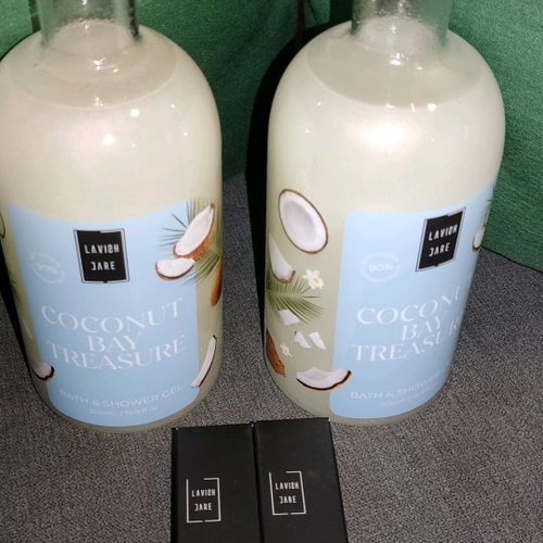 Lavish Care shower gels and eye liners new, set of 2+2