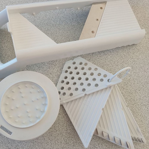 Vegetable and cheese slicer like new in excellent condition