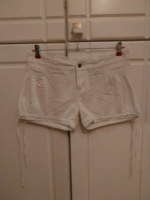 Super short white shorts size M like new, 55% linen