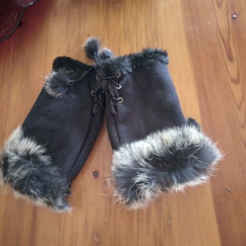 Women’s suede gloves new with faux fur and cut fingers